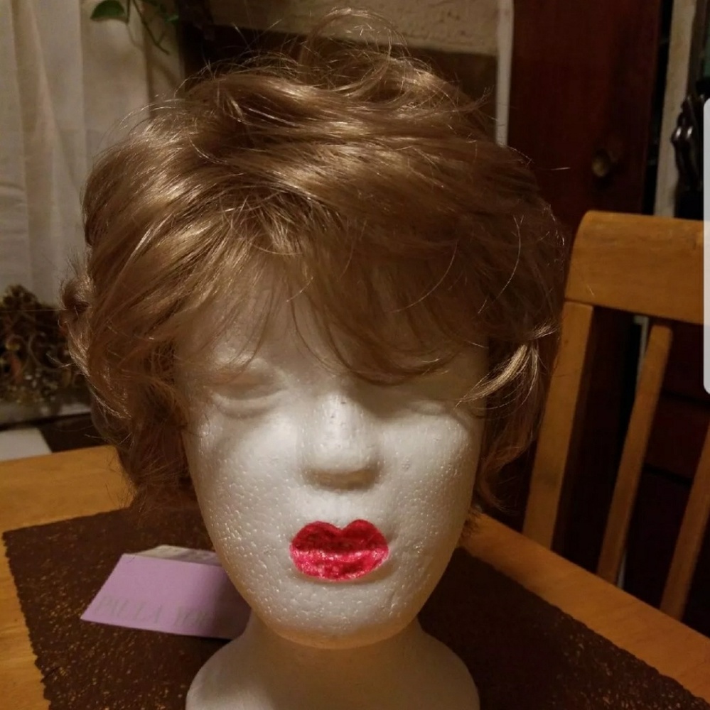 LAYERED BLONDE WIG